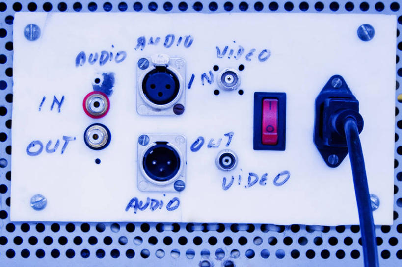 无人,横图,室内,特写,静物,金属,材料,电器,文字,插座,联系,图像,开关,概念,摄影,英文字母,电,手写,金属丝,家用电器,插线板,拖线板,电源转换器,排插,构图,一致,大写字母,彩图,时空,接线板