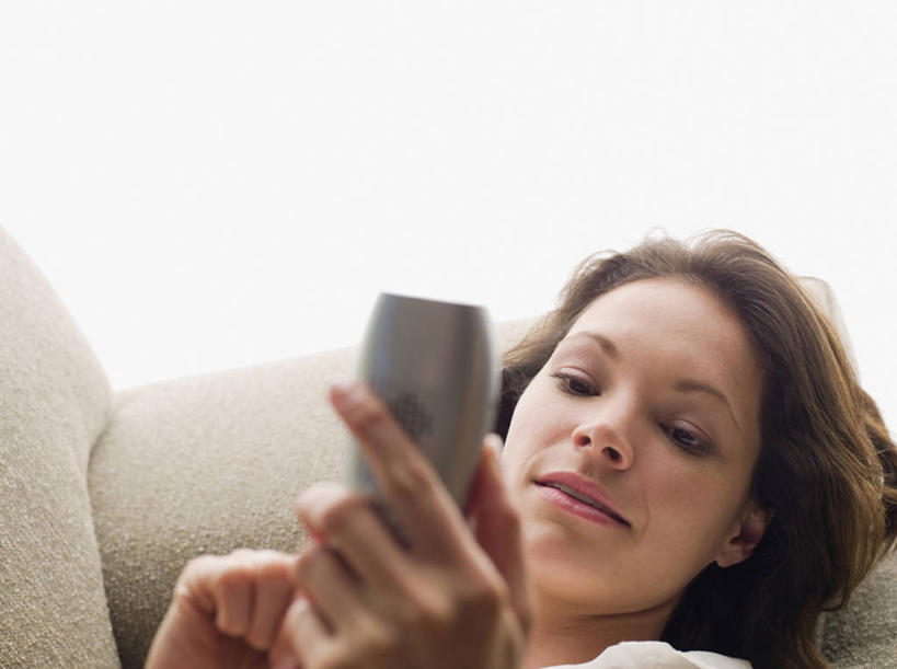 西方人,成年人,脸,头,脸颊,一个人,躺,打电话,横图,室内,特写,留白,正面,通讯,技术,沙发,手机,欧洲,美国,欧洲人,仅一个年轻女性,仅一个女性,仅一个人,联系,拿着,注视,休闲装,肩膀,观察,看,摄影,生活方式,观看,发送,察看,北美,北美洲,关注,加利福尼亚,发短信,消息,美洲,加州,洛杉矶,加利福尼亚州,金州,黄金州,北亚美利加洲,亚美利加洲,无线电技术,天使之城,年轻女性,女人,女性,白种人,年轻人,头部,脸部,脸蛋,面部,休闲活动,仰卧,彩图,县治,洛杉矶县,美利坚合众国,洛城,哥伦比亚人