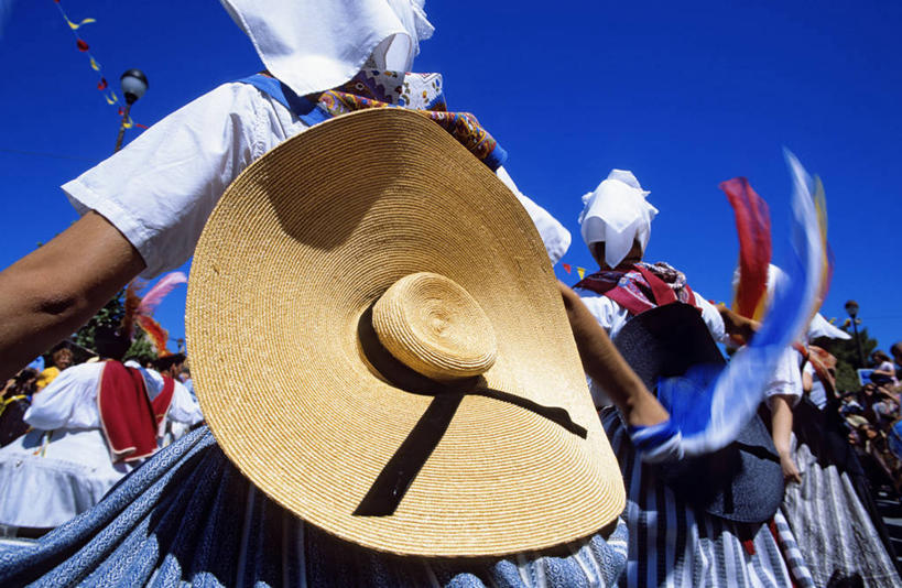 西方人,伸展双臂,横图,室外,白天,民族服装,跳舞,成功,合作,团队,集体,信心,马赛,帽子,法国,欧洲,欧洲人,阴影,光线,草帽,影子,许多人,队伍,背面,蓝色,蓝天,天空,阳光,天,一群人,晴朗,西欧,成就,法兰西,舞姿,合伙,万里无云,法兰西共和国,首府,法兰西第五共和国,一顶,普罗旺斯.阿尔卑斯.蓝色海岸,普罗旺斯.阿尔卑斯.蓝色海岸大区,罗讷河口省,罗讷河口,年轻女性,女人,女性,白种人,晴空,晴空万里,敞开双臂,伸开双臂,展开双肩,张开手臂,张开双臂,半身,彩图,传统服装,民俗服,舞蹈