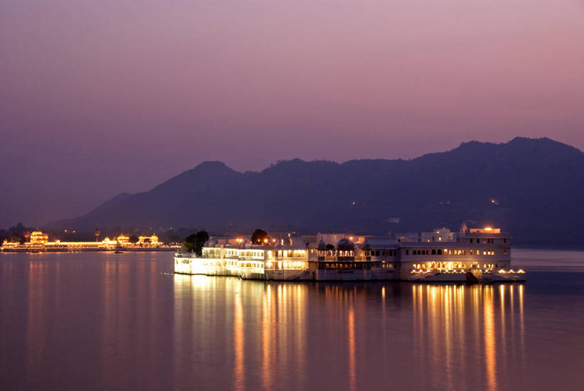 无人,家,宫殿,横图,室外,白天,正面,旅游,度假,美景,日落,山,山脉,植物,城市风光,标志建筑,城市,地标,建筑,印度,亚洲,阴影,光线,影子,房屋,屋子,景观,山峰,晚霞,霞光,落日,公寓,建筑群,灯光,山峦,娱乐,建设,洋房,楼房,住宅,树,树木,绿色,天空,自然,黄昏,群山,天,享受,休闲,景色,彩霞,放松,生长,成长,宫廷,南亚,拉贾斯坦邦,拉贾斯坦,印度共和国,王宫,夕照,薄暮,乌代浦,湖上皇宫,夕阳,彩图,傍晚,房子,皇宫,斜阳