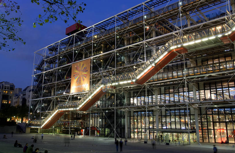 西方人,博物馆,栏杆,走,横图,室外,夜晚,正面,旅游,度假,窗户,楼梯,落地窗,标志建筑,地标,建筑,法国,巴黎,欧洲,欧洲人,行人,游客,游人,阴影,服装,研究,光线,扶手,影子,阶梯,灯光,首都,许多人,教育,注视,休闲装,娱乐,建设,护栏,路人,旅客,玻璃窗,台阶,衣服,蓝色,蓝天,天空,天,观察,看,一群人,享受,休闲,休闲服,旅游胜地,放松,服饰,观看,展览,察看,西欧,关注,欣赏,法兰西,庞毕度中心,陈列,法兰西共和国,法兰西第五共和国,法兰西岛,乔治.蓬皮杜国家艺术文化中心,法兰西岛大区,典藏,蓬皮杜艺术中心,过客,拉丁区,男人,男性,年轻男性,年轻女性,女人,女性,白种人,步行,散步,走路,半身,彩图,巴黎省,巴黎市