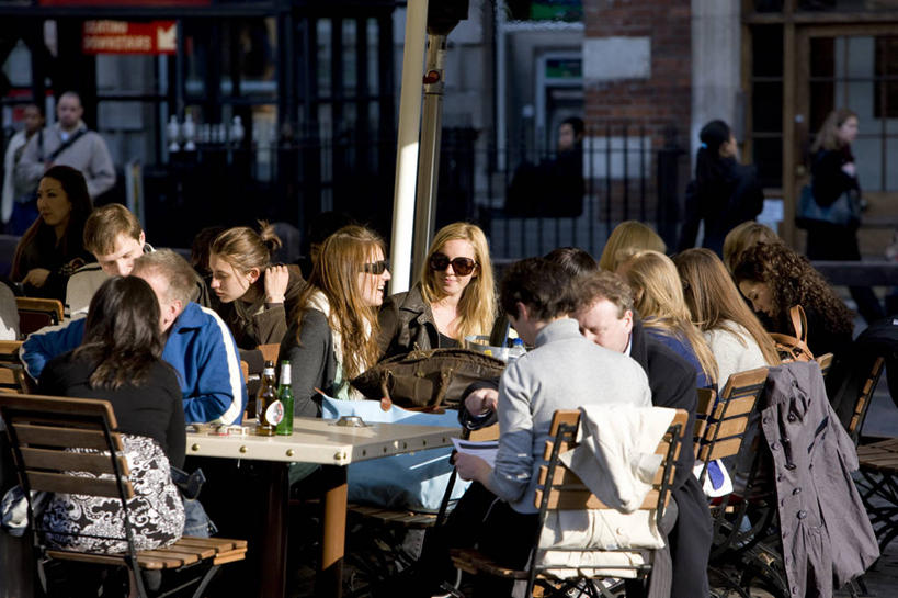 西方人,伙伴,朋友,站,坐,说,横图,室外,白天,正面,讨论,友谊,餐桌,桌子,英国,欧洲,伦敦,欧洲人,行人,阴影,服装,光线,墨镜,眼镜,影子,首都,许多人,注视,休闲装,路人,玻璃制品,酒瓶,衣服,阳光,玻璃瓶,瓶子,太阳镜,太阳眼镜,观察,看,站着,一群人,休闲,休闲服,啤酒瓶,遮阳镜,服饰,餐台,观看,察看,西欧,关注,咖啡店,咖啡屋,大不列颠,大不列颠及北爱尔兰联合王国,雾都,过客,交流,友情,男人,男性,年轻男性,年轻女性,女人,女性,白种人,沟通,讲话,交谈,商讨,说话,谈话,站立,坐着,半身,彩图,咖啡馆,科文特花园,大不列颠王国,大英帝国,联合王国,日不落帝国