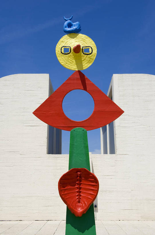 无人,博物馆,竖图,室外,特写,白天,正面,旅游,度假,标志建筑,地标,建筑,雕塑,西班牙,欧洲,巴塞罗那,阴影,研究,艺术,装饰,光线,雕刻,雕像,影子,云,云朵,教育,云彩,娱乐,建设,蓝色,白云,蓝天,天空,阳光,工艺品,天,享受,休闲,旅游胜地,放松,晴朗,纪念,展览,美术,南欧,欣赏,主题,陈列,首府,加泰罗尼亚,西班牙王国,功能,美学,典藏,晴空,彩图,蒙特惠奇山