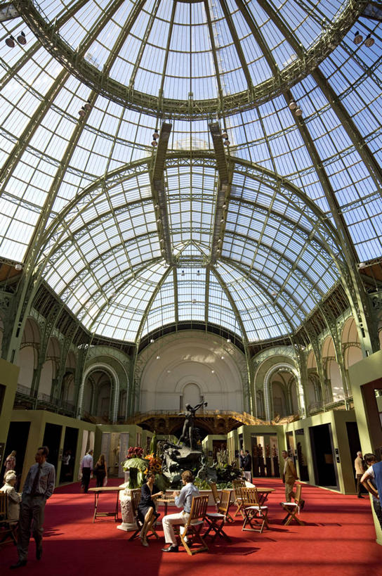 西方人,宫殿,坐,走,竖图,室内,白天,仰视,购物,旅游,度假,消费,窗户,标志建筑,地标,建筑,雕塑,法国,巴黎,欧洲,欧洲人,行人,阴影,服装,艺术,装饰,反射,雕刻,雕像,影子,天窗,走道,走廊,过道,首都,许多人,注视,休闲装,娱乐,建设,路人,玻璃窗,衣服,红色,工艺品,观察,看,一群人,享受,休闲,休闲服,旅游胜地,放松,服饰,观看,纪念,美术,察看,宫廷,西欧,关注,法兰西,主题,陈列,香榭丽舍大道,法兰西共和国,功能,美学,法兰西第五共和国,王宫,法兰西岛,爱丽舍田园大街,香榭丽舍大街,巴黎大皇宫,巴黎大皇宫美术馆,法兰西岛大区,过客,男人,男性,年轻男性,年轻女性,女人,女性,白种人,步行,散步,走路,坐着,半身,彩图,低角度拍摄,皇宫,巴黎省,巴黎市