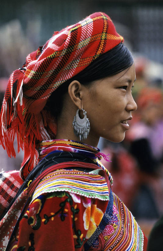 东方人,脸,头,脸颊,一个人,站,笑,微笑,竖图,室外,特写,白天,侧面,民族服装,越南,亚洲,仅一个年轻女性,仅一个女性,仅一个人,阴影,朦胧,模糊,光线,头巾,影子,注视,黄种人,肩膀,装饰品,阳光,耳环,饰品,首饰,观察,看,站着,东南亚,观看,察看,关注,越南社会主义共和国,耳饰,年轻女性,女人,女性,亚洲人,头部,脸部,脸蛋,面部,站立,半身,彩图,传统服装,民俗服