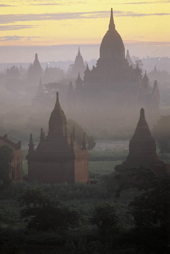 无人,寺庙,竖图,室外,白天,正面,旅游,度假,名胜古迹,日落,雾,标志建筑,地标,建筑,缅甸,亚洲,节日,朦胧,模糊,遗迹,晚霞,霞光,落日,古迹,文化,文物,娱乐,建设,古建筑,黄昏,庙宇,祈祷,享受,休闲,健康,旅游胜地,彩霞,放松,许愿,宗教,东南亚,佛教,信仰,纪念,祈求,迷雾,古文明,蒲甘,缅甸联邦,释教,夕照,薄暮,曼德勒省,平安,大雾,夕阳,彩图,傍晚,庙,寺,斜阳