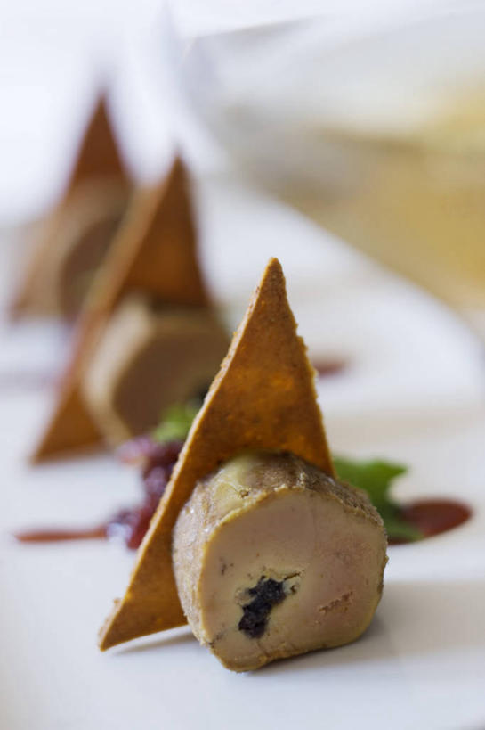 内脏,肝脏,无人,竖图,俯视,室外,特写,白天,烹饪,西餐,餐桌,桌子,餐具,阴影,朦胧,模糊,光线,碟子,盘,影子,调料,酱料,酱汁,佐料,料理,食品,调味品,调味料,酱,菜肴,美食,食物,阳光,盘子,碟,西式,佳肴,餐台,鹅肝,肝,彩图,高角度拍摄,鹅肥肝,法国菜