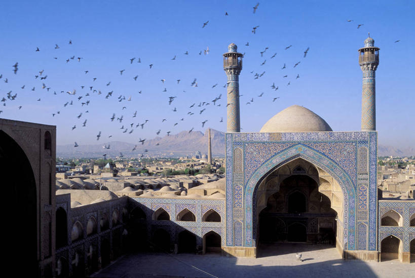 无人,家,横图,室外,白天,正面,旅游,度假,名胜古迹,标志建筑,地标,建筑,鸟,伊朗,亚洲,飞翔,伸展,张开,展翅,阴影,节日,遗迹,飞行,光线,翅膀,鸟类,影子,房屋,屋子,翱翔,注视,古迹,文化,文物,娱乐,建设,飞,古建筑,楼房,住宅,蓝色,蓝天,天空,阳光,天,观察,看,祈祷,享受,休闲,健康,旅游胜地,放松,许愿,宗教,信仰,晴朗,观看,纪念,祈求,察看,伊斯兰教,关注,清真寺,西亚,古文明,张开翅膀,万里无云,伊朗伊斯兰共和国,展开翅膀,伊斯法罕省,星期五清真寺,平安,晴空,晴空万里,半身,彩图,房子