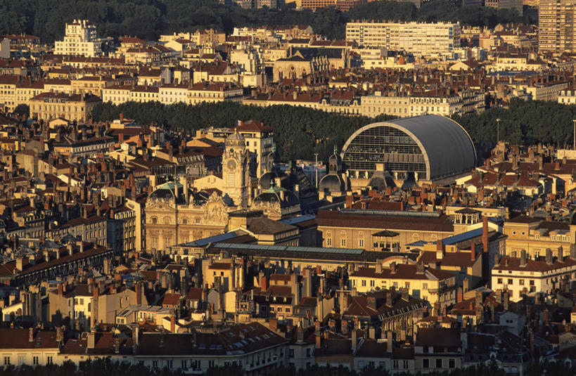 无人,家,高楼大厦,横图,俯视,航拍,室外,白天,度假,美景,植物,城市风光,标志建筑,城市,大厦,地标,建筑,剧院,摩天大楼,法国,欧洲,阴影,光线,瓦片,影子,房屋,屋顶,屋子,景观,公寓,建筑群,顶棚,瓦,娱乐,建设,洋房,楼房,住宅,树,树木,绿色,阳光,自然,享受,休闲,景色,放松,建造,生长,成长,西欧,鸟瞰,法兰西,屋瓦,法兰西共和国,首府,里昂,法兰西第五共和国,罗讷省,彩图,高角度拍摄,房子,大楼,高层建筑,高楼,剧场,摩天楼,罗讷.阿尔卑斯,罗讷.阿尔卑斯大区