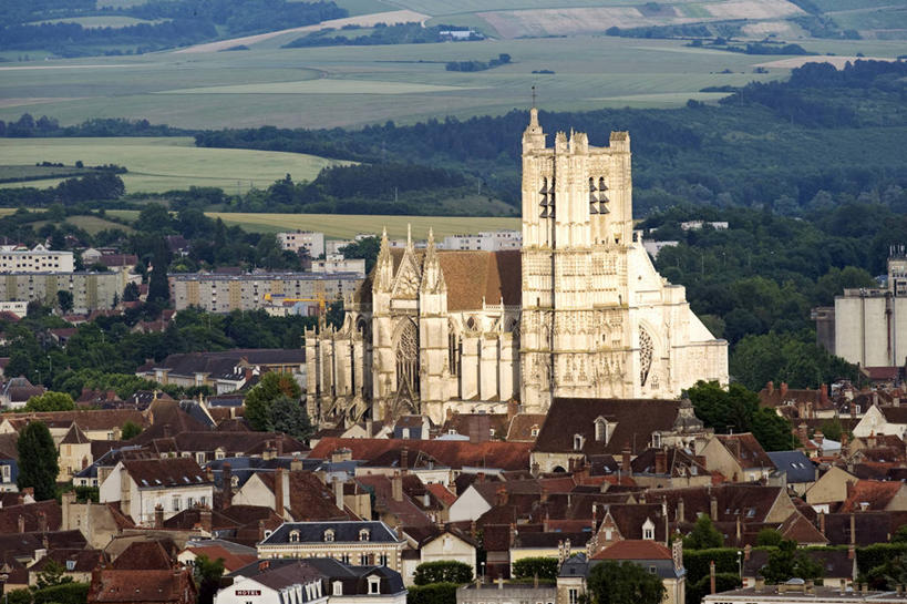 无人,家,教堂,横图,俯视,航拍,室外,白天,旅游,度假,草地,草坪,名胜古迹,树林,植物,标志建筑,地标,建筑,法国,欧洲,阴影,节日,遗迹,光线,影子,房屋,屋子,公寓,古迹,文化,文物,娱乐,建设,古建筑,洋房,楼房,住宅,草,树,树木,绿色,阳光,自然,祈祷,享受,休闲,健康,旅游胜地,放松,许愿,宗教,信仰,生长,成长,纪念,祈求,基督教,勃艮第,西欧,鸟瞰,天主教,法兰西,信念,古文明,法兰西共和国,首府,法兰西第五共和国,勃艮第大区,约讷省,平安,彩图,高角度拍摄,房子,大教堂,礼拜堂,欧塞尔