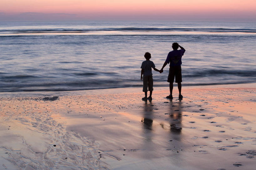 西方人,儿童,中年人,两个人,家庭,父亲,儿子,站,握手,横图,室外,白天,旅游,度假,纯洁,海浪,海洋,美景,日落,沙滩,法国,欧洲,欧洲人,阴影,服装,光线,沙子,影子,海岸,景观,浪花,水平线,晚霞,霞光,落日,辽阔,海平线,沙地,背光,休闲装,娱乐,小孩,背面,衣服,阳光,自然,海水,黄昏,站着,享受,休闲,广阔,温暖,温馨,父子,一家人,休闲服,景色,彩霞,放松,父爱,可爱,童年,童趣,服饰,一望无际,和睦,西欧,法兰西,自然风光,逆光,海景,童真,烂漫,无邪,法兰西共和国,阿基坦,法兰西第五共和国,无边无际,一马平川,夕照,薄暮,亚魁当,阿基坦大区,天真,男孩,男人,男性,女孩,中年男性,白种人,孩子,大海,风浪,海,海水的波动,海滩,近岸浪,涌浪,夕阳,搀手,拉手,手搀手,手拉手,手牵手,手握手,站立,彩图,全身,傍晚,朗德省,比斯卡尔罗斯,蒙德马桑区,融洽,水天相接,水天一线,斜阳,男生