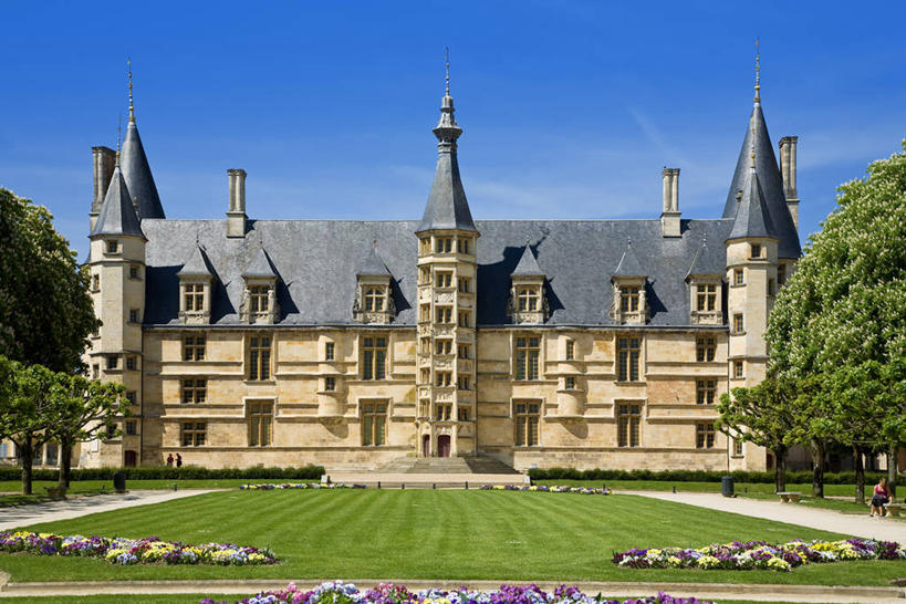 无人,家,宫殿,横图,室外,白天,正面,旅游,度假,草地,草坪,名胜古迹,植物,别墅,标志建筑,地标,建筑,法国,欧洲,阴影,遗迹,光线,影子,堡垒,城堡,房屋,屋子,云,云朵,公寓,云彩,古迹,文物,娱乐,建设,古建筑,洋房,楼房,住宅,草,树,树木,蓝色,绿色,白云,蓝天,天空,阳光,自然,天,享受,休闲,旅游胜地,放松,生长,晴朗,成长,宫廷,勃艮第,西欧,要塞,法兰西,古文明,法兰西共和国,法兰西第五共和国,王宫,设防,勃艮第大区,涅夫勒省,晴空,彩图,房子,皇宫,讷韦尔