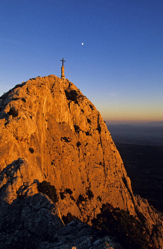 无人,竖图,室外,白天,正面,旅游,度假,美景,日落,山,山脉,法国,欧洲,节日,十字架,景观,山顶,山峰,晚霞,霞光,落日,山峦,文化,娱乐,自然,黄昏,群山,祈祷,享受,休闲,健康,景色,彩霞,放松,许愿,宗教,信仰,纪念,祈求,伊斯兰教,西欧,法兰西,自然风光,法兰西共和国,法兰西第五共和国,颠峰,极峰,夕照,薄暮,普罗旺斯.阿尔卑斯.蓝色海岸,普罗旺斯.阿尔卑斯.蓝色海岸大区,罗讷河口省,罗讷河口,平安,夕阳,彩图,傍晚,斜阳,莱斯佩尼斯米拉波