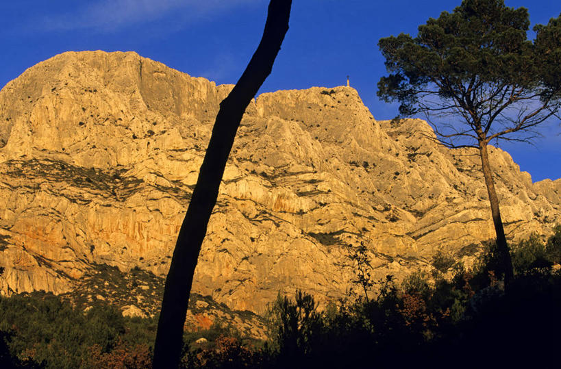 无人,横图,室外,白天,仰视,旅游,度假,石头,美景,山,山脉,植物,法国,欧洲,阴影,光线,石子,影子,景观,山峰,云,云朵,山峦,云彩,娱乐,树,树木,蓝色,绿色,白云,蓝天,天空,阳光,自然,群山,天,享受,休闲,景色,放松,生长,晴朗,成长,西欧,法兰西,自然风光,法兰西共和国,法兰西第五共和国,普罗旺斯.阿尔卑斯.蓝色海岸,普罗旺斯.阿尔卑斯.蓝色海岸大区,罗讷河口省,罗讷河口,石块,岩石,晴空,彩图,低角度拍摄,莱斯佩尼斯米拉波
