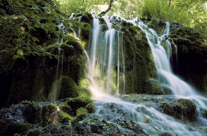无人,横图,室外,白天,正面,旅游,度假,石头,美景,瀑布,水,植物,法国,欧洲,阴影,飞溅,溅,光线,石子,液体,影子,景观,水滴,青苔,苔藓,娱乐,水珠,树,树木,绿色,阳光,自然,享受,休闲,景色,放松,生长,成长,西欧,喷洒,法兰西,自然风光,法兰西共和国,法兰西第五共和国,普罗旺斯.阿尔卑斯.蓝色海岸,普罗旺斯.阿尔卑斯.蓝色海岸大区,罗讷河口省,罗讷河口,跌水,石块,岩石,彩图
