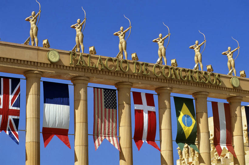 无人,横图,室外,白天,仰视,度假,美景,城市风光,城市,旗帜,国旗,雕塑,西班牙,非洲,一排,许多,吊挂,悬挂,阴影,艺术,整齐,装饰,光线,英文,标志,雕刻,雕像,文字,影子,柱子,字符,字母,景观,很多,挂,娱乐,标识,排列,蓝色,蓝天,天空,阳光,工艺品,天,享受,休闲,金色,景色,放松,晴朗,纪念,英文字母,美术,富贵,加纳利群岛,队列,主题,加那利群岛,陈列,忠诚,万里无云,西班牙王国,功能,美学,富丽,阿非利加洲,名誉,荣华,海外领地,特内里费岛,旗,晴空,晴空万里,彩图,低角度拍摄,万国旗,圣克鲁斯.德特内里费省,特尼里弗岛