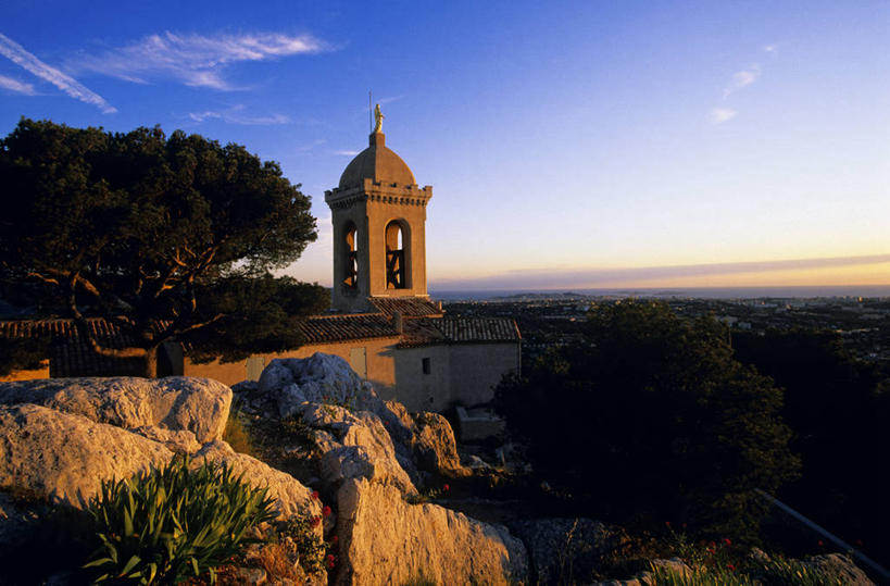 无人,教堂,横图,室外,白天,正面,旅游,度假,石头,名胜古迹,日落,植物,标志建筑,地标,建筑,法国,欧洲,节日,遗迹,时间,石子,时钟,晚霞,霞光,落日,计时,古迹,文化,文物,娱乐,建设,古建筑,树,树木,绿色,自然,黄昏,钟表,祈祷,享受,休闲,健康,表,旅游胜地,彩霞,放松,许愿,宗教,信仰,生长,成长,纪念,祈求,基督教,西欧,天主教,法兰西,信念,古文明,法兰西共和国,法兰西第五共和国,塔钟,夕照,薄暮,普罗旺斯.阿尔卑斯.蓝色海岸,普罗旺斯.阿尔卑斯.蓝色海岸大区,罗讷河口省,罗讷河口,平安,钟,石块,岩石,夕阳,彩图,傍晚,大教堂,礼拜堂,斜阳,阿洛,马赛区