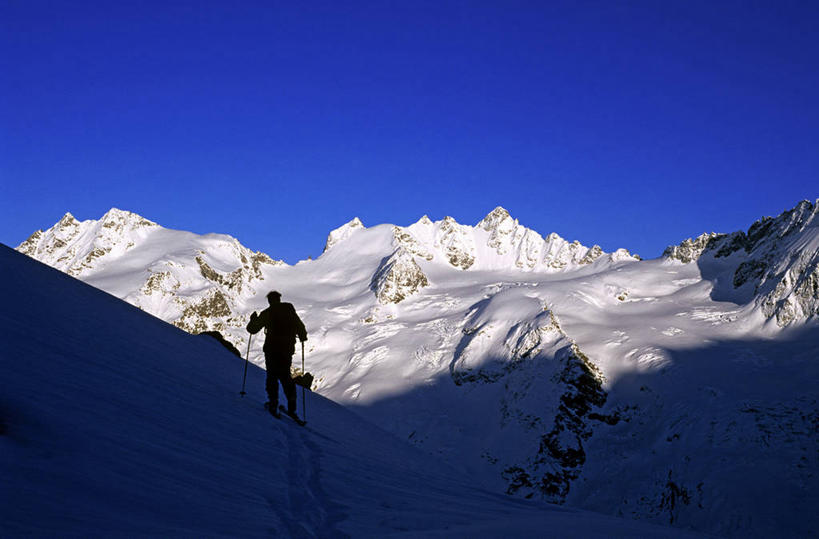 西方人,一个人,公园,站,横图,室外,白天,正面,旅游,度假,石头,美景,山,雪,雪山,大雪,意大利,欧洲,欧洲人,仅一个男性,仅一个人,仅一个中年男性,阴影,服装,光线,石子,影子,冰,积雪,景观,山峰,雪景,冬季,冬天,山峦,背光,休闲装,娱乐,衣服,蓝色,蓝天,天空,阳光,自然,天,站着,享受,休闲,休闲服,景色,放松,寒冷,服饰,晴朗,冰冷,国家公园,南欧,自然风光,逆光,万里无云,意大利共和国,首府,严寒,冰凉,酷寒,凛冽,凛凛,极冷,奥斯塔,瓦莱达奥斯塔,瓦莱达奥斯塔大区,大帕拉迪索国家公园,男人,男性,中年男性,白种人,石块,岩石,晴空,晴空万里,站立,彩图,全身