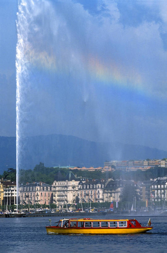 无人,家,竖图,室外,白天,正面,旅游,度假,彩虹,湖,湖泊,美景,水,植物,城市风光,城市,建筑,轮船,船,瑞士,欧洲,阴影,飞溅,溅,光线,液体,影子,房屋,屋子,湖面,景观,水滴,水流,水面,公寓,娱乐,建设,洋房,楼房,莱蒙湖,住宅,水珠,树,树木,蓝色,绿色,蓝天,天空,阳光,自然,交通工具,湖水,天,享受,休闲,景色,放松,生长,晴朗,成长,喷洒,载具,中欧,万里无云,日内瓦湖,瑞士联邦,莱芒湖,日内瓦,虹,虹桥,七彩虹,晴空,晴空万里,天虹,彩图,房子