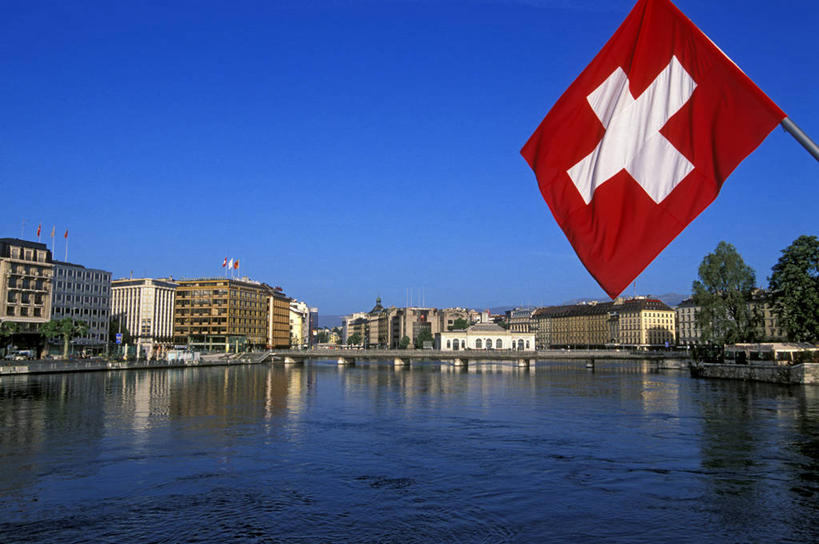 无人,家,横图,室外,白天,正面,旅游,度假,湖,湖泊,美景,水,植物,城市风光,城市,建筑,旗帜,国旗,瑞士,欧洲,一面,阴影,波纹,飘扬,光线,影子,房屋,屋子,湖面,景观,水流,水面,公寓,涟漪,娱乐,建设,洋房,楼房,莱蒙湖,住宅,树,树木,蓝色,绿色,倒影,蓝天,水纹,天空,阳光,自然,波浪,湖水,天,享受,休闲,景色,放松,生长,晴朗,成长,飘逸,倒映,飞扬,中欧,万里无云,瑞士国旗,水晕,日内瓦湖,瑞士联邦,莱芒湖,反照,日内瓦,旗,晴空,晴空万里,彩图,房子