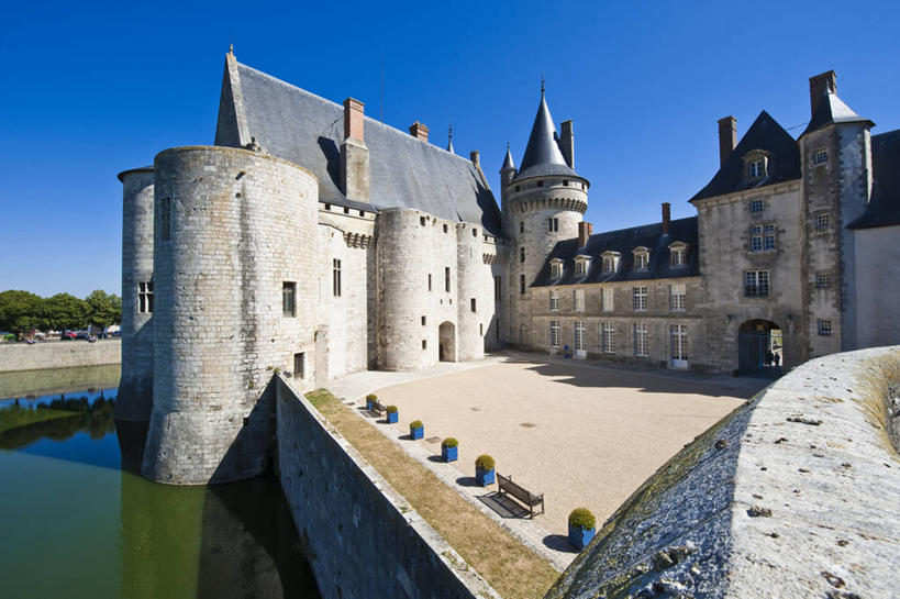 无人,家,横图,室外,白天,正面,旅游,度假,河流,名胜古迹,水,植物,标志建筑,地标,建筑,法国,欧洲,阴影,波纹,遗迹,光线,影子,堡垒,城堡,房屋,墙,屋子,河水,水流,公寓,涟漪,古迹,文物,娱乐,建设,古建筑,洋房,楼房,墙壁,墙面,住宅,树,树木,蓝色,绿色,倒影,蓝天,水纹,天空,阳光,自然,波浪,天,享受,休闲,旅游胜地,放松,生长,晴朗,成长,倒映,西欧,要塞,法兰西,古文明,万里无云,法兰西共和国,水晕,法兰西第五共和国,反照,设防,卢瓦雷省,中央大区,晴空,晴空万里,彩图,房子