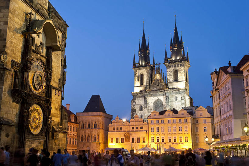 西方人,家,教堂,走,横图,室外,夜晚,仰视,旅游,度假,名胜古迹,标志建筑,地标,建筑,路灯,照明,欧洲,捷克,欧洲人,行人,游客,游人,阴影,服装,节日,遗迹,光线,影子,房屋,屋子,公寓,灯光,首都,许多人,休闲装,古迹,文化,文物,娱乐,建设,古建筑,洋房,楼房,路人,旅客,住宅,灯,衣服,蓝色,蓝天,天空,天,祈祷,一群人,享受,休闲,健康,休闲服,旅游胜地,放松,许愿,宗教,服饰,信仰,纪念,祈求,照亮,基督教,照明设备,天主教,信念,古文明,中欧,捷克共和国,旧城广场,布拉格广场,布拉格,瓦茨拉夫广场,布拉格旧城广场,布拉格老城广场,过客,布拉格天文钟,布拉格占星时钟,天文钟,平安,男人,男性,年轻男性,年轻女性,女人,女性,白种人,步行,散步,走路,半身,彩图,低角度拍摄,房子,大教堂,礼拜堂