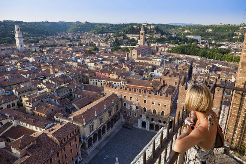 西方人,一个人,家,栏杆,站,横图,室外,白天,正面,裙子,旅游,度假,美景,植物,城市风光,城市,建筑,意大利,欧洲,欧洲人,仅一个女性,仅一个人,阴影,连衣裙,光线,瓦片,影子,房屋,屋顶,屋子,景观,公寓,围栏,顶棚,瓦,娱乐,建设,洋房,护栏,楼房,住宅,树,树木,蓝色,绿色,蓝天,天空,阳光,自然,天,站着,仅一个中年女性,享受,休闲,景色,放松,建造,生长,晴朗,成长,威尼托,南欧,威尼托大区,屋瓦,万里无云,意大利共和国,威内托,威内托大区,女人,女性,中年女性,白种人,晴空,晴空万里,站立,半身,彩图,房子,维罗纳省