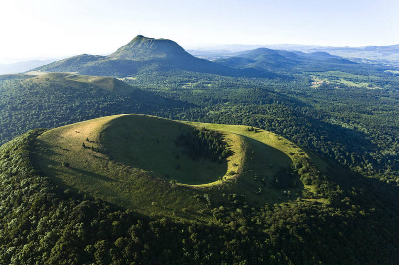 无人,横图,俯视,航拍,室外,白天,旅游,度假,草地,草坪,火山,美景,森林,山,山脉,树林,植物,法国,欧洲,阴影,光线,影子,景观,山峰,山峦,娱乐,草,树,树木,蓝色,绿色,蓝天,天空,阳光,自然,群山,天,享受,休闲,景色,放松,生长,晴朗,成长,西欧,鸟瞰,法兰西,自然风光,万里无云,法兰西共和国,法兰西第五共和国,奥弗涅,奥弗涅大区,多姆山,活火山,晴空,晴空万里,彩图,高角度拍摄