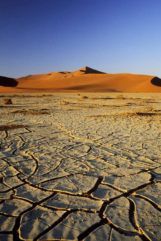 无人,公园,竖图,室外,白天,正面,旅游,度假,美景,沙漠,非洲,纳米比亚,阴影,光线,纹路,纹理,影子,景观,自然灾害,娱乐,蓝色,蓝天,天空,阳光,自然,天,享受,休闲,景色,放松,晴朗,国家公园,干旱,灾难,自然风光,万里无云,肌理,纳米比亚共和国,劫难,磨难,灾祸,纳米布沙漠,纳米布.诺克卢福国家公园,纳米比沙漠,大漠,砂漠,晴空,晴空万里,彩图,灾害