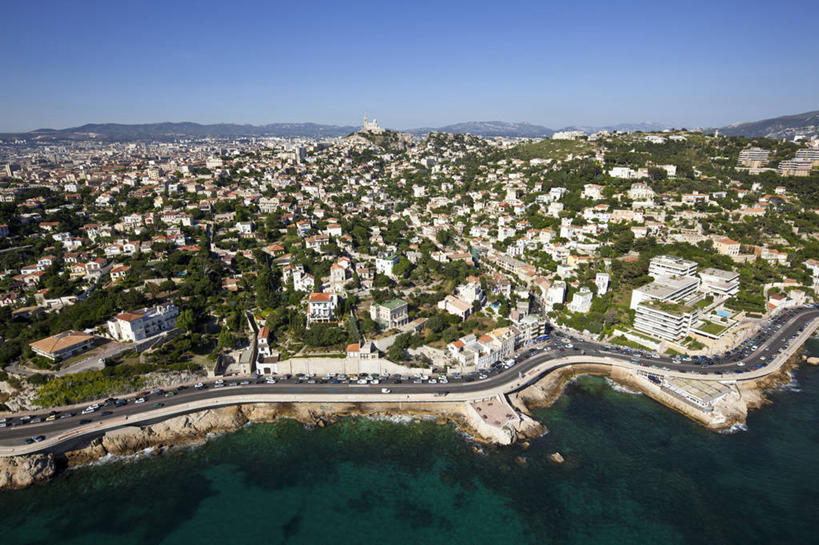 无人,家,横图,俯视,航拍,室外,白天,旅游,度假,海浪,海洋,美景,沙滩,山,山脉,植物,城市风光,城市,道路,建筑,路,公路,汽车,法国,欧洲,阴影,光线,沙子,影子,房屋,屋子,海岸,景观,浪花,山峰,公寓,建筑群,交通,沙地,山峦,娱乐,建设,洋房,楼房,住宅,车,树,树木,蓝色,绿色,蓝天,天空,阳光,自然,海水,交通工具,轿车,群山,天,享受,休闲,景色,放松,生长,晴朗,成长,西欧,鸟瞰,法兰西,载具,海景,万里无云,法兰西共和国,法兰西第五共和国,普罗旺斯.阿尔卑斯.蓝色海岸,普罗旺斯.阿尔卑斯.蓝色海岸大区,罗讷河口省,罗讷河口,大海,风浪,海,海水的波动,海滩,近岸浪,涌浪,晴空,晴空万里,马路,彩图,高角度拍摄,房子,马赛区