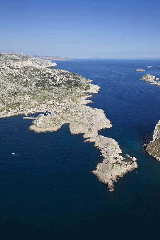 无人,家,竖图,俯视,航拍,室外,白天,旅游,度假,海浪,海洋,美景,山,山脉,法国,欧洲,房屋,屋子,景观,浪花,山峰,水平线,辽阔,海平线,山峦,娱乐,楼房,住宅,蓝色,蓝天,天空,自然,海水,群山,天,享受,休闲,广阔,景色,放松,晴朗,一望无际,西欧,鸟瞰,法兰西,自然风光,海景,万里无云,法兰西共和国,法兰西第五共和国,无边无际,一马平川,普罗旺斯.阿尔卑斯.蓝色海岸,普罗旺斯.阿尔卑斯.蓝色海岸大区,罗讷河口省,罗讷河口,大海,风浪,海,海水的波动,近岸浪,涌浪,晴空,晴空万里,彩图,高角度拍摄,房子,水天相接,水天一线,马赛区