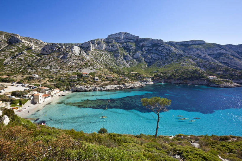 无人,家,横图,俯视,室外,白天,旅游,度假,草地,草坪,海浪,海洋,石头,美景,沙滩,山,山脉,树林,植物,法国,欧洲,阴影,光线,沙子,石子,影子,房屋,屋子,海岸,景观,浪花,山峰,沙地,山峦,娱乐,楼房,住宅,草,树,树木,蓝色,绿色,蓝天,天空,阳光,自然,海水,群山,天,享受,休闲,景色,放松,生长,晴朗,成长,西欧,法兰西,自然风光,海景,万里无云,法兰西共和国,法兰西第五共和国,普罗旺斯.阿尔卑斯.蓝色海岸,普罗旺斯.阿尔卑斯.蓝色海岸大区,罗讷河口省,罗讷河口,大海,风浪,海,海水的波动,海滩,近岸浪,石块,岩石,涌浪,晴空,晴空万里,彩图,高角度拍摄,房子,马赛区