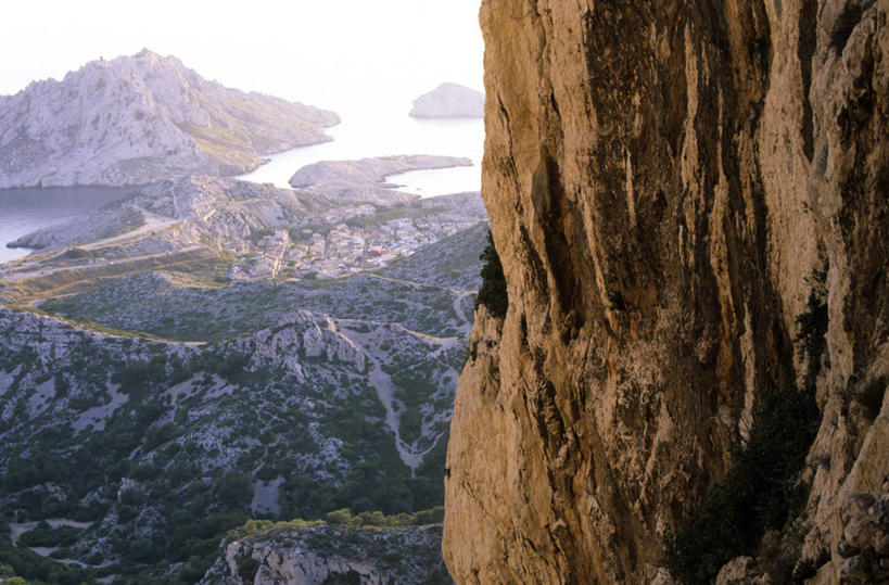 无人,横图,俯视,室外,白天,旅游,度假,岛屿,海浪,海洋,石头,美景,山,山脉,植物,法国,欧洲,石子,岛,景观,浪花,山峰,山峦,娱乐,树,树木,绿色,天空,自然,海水,群山,天,享受,休闲,景色,放松,生长,成长,西欧,法兰西,自然风光,海景,法兰西共和国,法兰西第五共和国,普罗旺斯.阿尔卑斯.蓝色海岸,普罗旺斯.阿尔卑斯.蓝色海岸大区,罗讷河口省,罗讷河口,大海,风浪,海,海水的波动,近岸浪,列岛,群岛,石块,岩石,涌浪,诸岛,彩图,高角度拍摄,莱斯佩尼斯米拉波