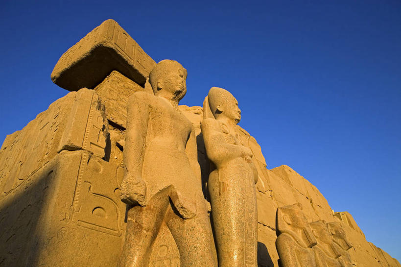 西方人,无人,两个人,寺庙,站,横图,室外,白天,仰视,旅游,度假,名胜古迹,标志建筑,地标,建筑,雕塑,欧洲,非洲,埃及,黑人,欧洲人,阴影,节日,遗迹,艺术,装饰,光线,雕刻,雕像,影子,神庙,古迹,文化,文物,娱乐,建设,古建筑,裸露,蓝色,蓝天,天空,阳光,工艺品,庙宇,天,祈祷,站着,享受,休闲,健康,旅游胜地,放松,搭,许愿,宗教,佛教,信仰,晴朗,纪念,祈求,美术,搭着,主题,裸,陈列,古文明,万里无云,阿拉伯埃及共和国,金字塔之国,棉花之国,功能,美学,卡尔纳克神庙,卡纳克神庙,阿非利加洲,释教,底比斯,百门之都,上埃及,平安,男人,男性,年轻男性,非洲人,晴空,晴空万里,站立,半身,彩图,低角度拍摄,庙,寺