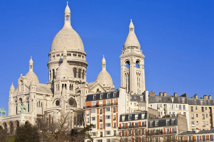 无人,教堂,横图,室外,白天,仰视,旅游,度假,名胜古迹,窗户,标志建筑,地标,建筑,法国,巴黎,欧洲,一排,阴影,节日,遗迹,整齐,并列,并排,光线,影子,古迹,文化,文物,娱乐,建设,古建筑,玻璃窗,排列,蓝色,蓝天,天空,阳光,天,祈祷,享受,休闲,健康,旅游胜地,放松,许愿,宗教,信仰,晴朗,纪念,祈求,西欧,队列,法兰西,平行,信念,古文明,万里无云,法兰西共和国,蒙马特,圣心教堂,圣心堂,法兰西第五共和国,蒙马特区,平安,晴空,晴空万里,彩图,低角度拍摄,大教堂,礼拜堂,蒙马特高地