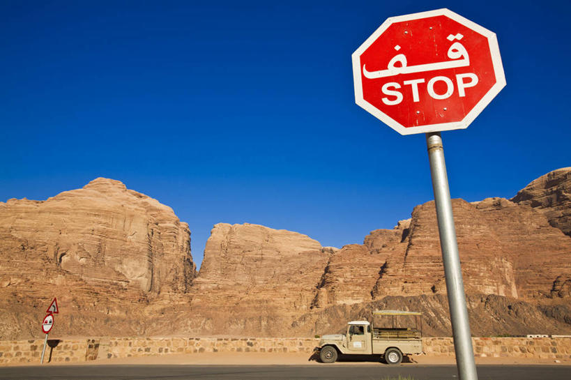 无人,横图,室外,白天,仰视,旅游,度假,美景,沙漠,卡车,车站,汽车,约旦,亚洲,一辆,阴影,光线,英文,标志,文字,影子,字符,字母,景观,站台,娱乐,标识,月台,车,蓝色,蓝天,天空,阳光,自然,交通工具,天,享受,休闲,景色,放松,晴朗,英文字母,自然风光,载具,西亚,万里无云,约旦哈希姆王国,瓦迪拉姆,瓦迪拉姆保护区,大漠,砂漠,晴空,晴空万里,彩图,低角度拍摄