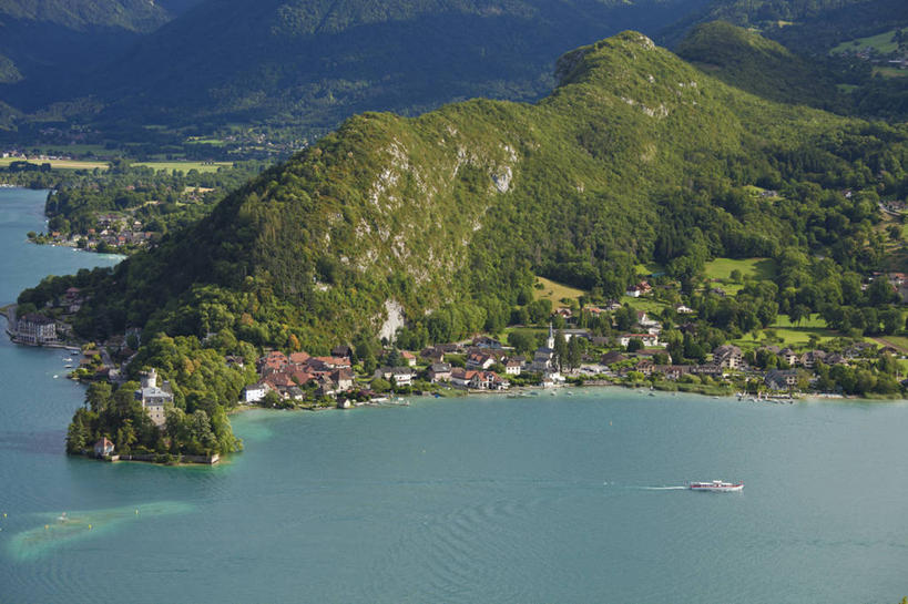 无人,家,横图,俯视,航拍,室外,白天,旅游,度假,岛屿,海浪,海洋,美景,森林,山,山脉,树林,植物,法国,欧洲,阴影,光线,影子,房屋,屋子,岛,景观,浪花,山峰,公寓,山峦,娱乐,洋房,楼房,住宅,树,树木,绿色,阳光,自然,海水,群山,享受,休闲,景色,放松,生长,成长,西欧,鸟瞰,法兰西,自然风光,海景,法兰西共和国,安纳西湖,法兰西第五共和国,上萨瓦省,上萨瓦,大海,风浪,海,海水的波动,近岸浪,列岛,群岛,涌浪,诸岛,彩图,高角度拍摄,房子,罗讷.阿尔卑斯,罗讷.阿尔卑斯大区