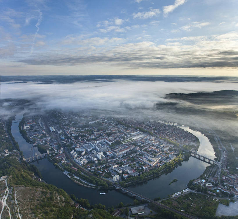 无人,家,横图,俯视,航拍,室外,白天,旅游,度假,草地,草坪,海浪,海洋,河流,美景,水,植物,雾,城市风光,城市,大桥,建筑,桥梁,法国,欧洲,阴影,朦胧,模糊,光线,影子,房屋,屋子,河水,景观,浪花,水流,水平线,云,云朵,公寓,斜拉桥,桥,辽阔,海平线,云彩,娱乐,建设,洋房,楼房,住宅,草,树,树木,蓝色,绿色,白云,蓝天,天空,阳光,自然,海水,天,享受,休闲,广阔,景色,放松,生长,晴朗,成长,一望无际,迷雾,西欧,鸟瞰,法兰西,海景,法兰西共和国,首府,法兰西第五共和国,无边无际,一马平川,南部.比利牛斯,斜张桥,洛特省,南部.比利牛斯大区,卡奥尔,大海,风浪,海,海水的波动,近岸浪,涌浪,大雾,晴空,彩图,高角度拍摄,房子,水天相接,水天一线