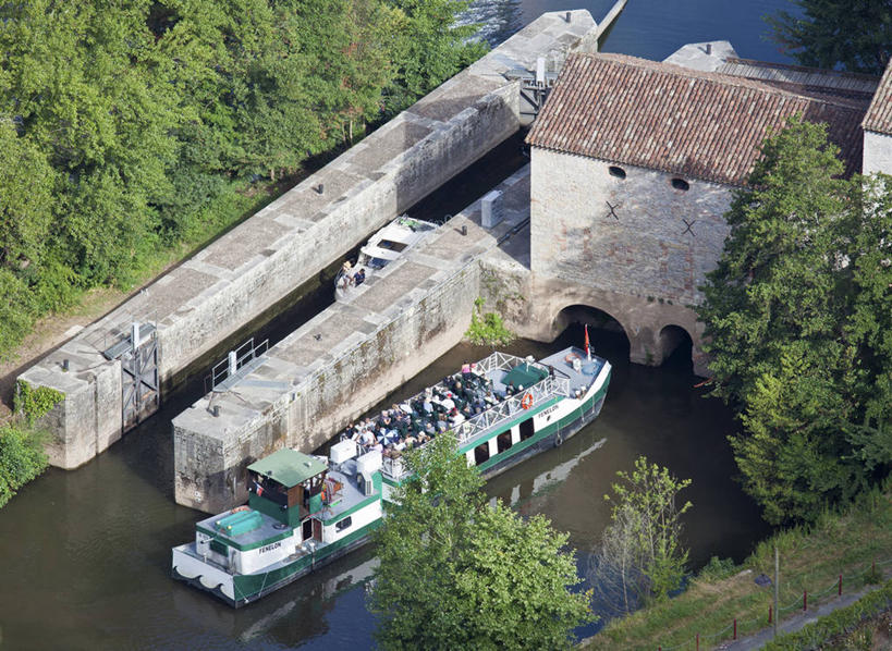 无人,家,横图,俯视,航拍,室外,白天,旅游,度假,河流,美景,森林,树林,水,植物,轮船,船,法国,欧洲,阴影,光线,影子,房屋,屋子,河水,景观,水流,娱乐,楼房,住宅,树,树木,绿色,阳光,自然,交通工具,享受,休闲,景色,放松,生长,成长,西欧,鸟瞰,法兰西,自然风光,载具,法兰西共和国,首府,磨坊,法兰西第五共和国,南部.比利牛斯,洛特省,南部.比利牛斯大区,卡奥尔,彩图,高角度拍摄,房子