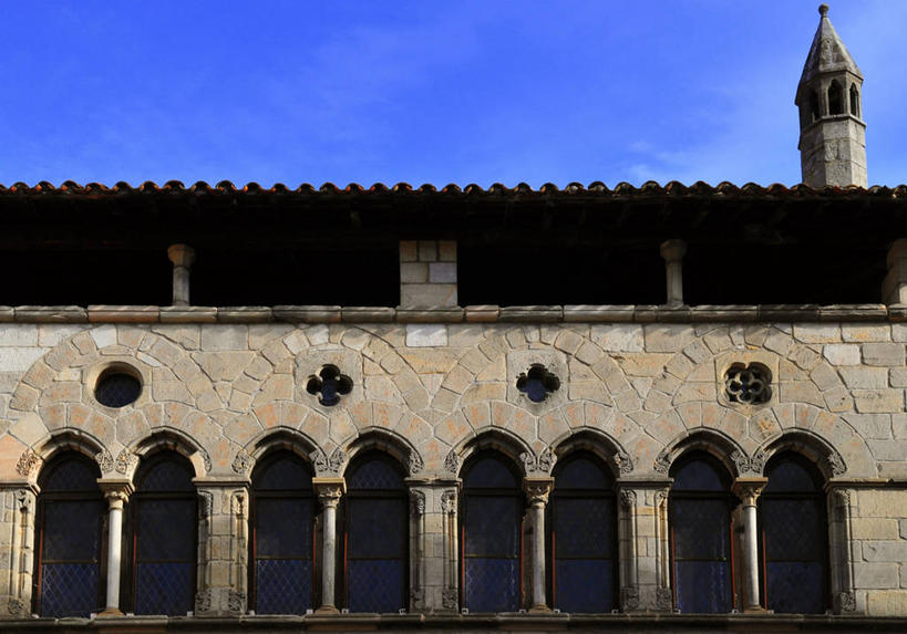 无人,家,横图,室外,白天,仰视,旅游,度假,名胜古迹,门,标志建筑,地标,建筑,法国,欧洲,一排,阴影,遗迹,整齐,光线,影子,房屋,墙,屋子,云,云朵,公寓,拱门,云彩,古迹,文物,娱乐,建设,古建筑,洋房,楼房,墙壁,墙面,住宅,排列,蓝色,白云,蓝天,天空,阳光,门框,天,享受,休闲,旅游胜地,放松,晴朗,西欧,队列,法兰西,古文明,法兰西共和国,法兰西第五共和国,南部.比利牛斯,洛特省,南部.比利牛斯大区,晴空,彩图,低角度拍摄,房子,菲雅克