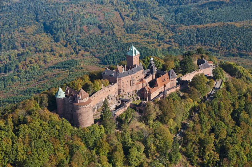 无人,家,横图,俯视,航拍,室外,白天,旅游,度假,名胜古迹,森林,树林,植物,别墅,标志建筑,地标,建筑,法国,欧洲,阴影,遗迹,光线,影子,堡垒,城堡,房屋,屋子,公寓,古迹,文物,娱乐,建设,古建筑,洋房,楼房,住宅,树,树木,绿色,阳光,自然,享受,休闲,旅游胜地,放松,茂密,茂盛,生长,成长,阿尔萨斯,西欧,要塞,鸟瞰,法兰西,古文明,法兰西共和国,法兰西第五共和国,阿尔萨斯大区,设防,彩图,高角度拍摄,房子,下莱茵省,奥尔斯克维莱