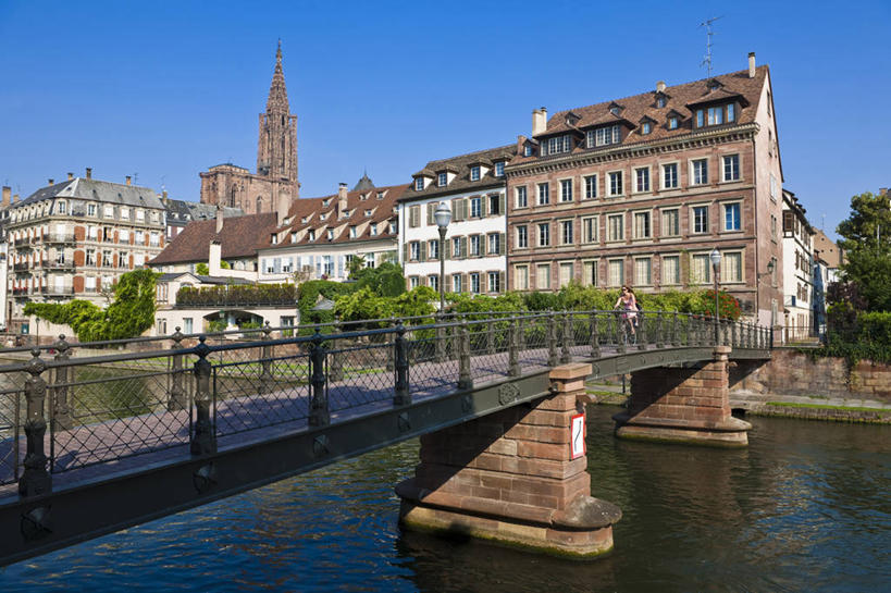 无人,家,教堂,横图,室外,白天,正面,旅游,度假,河流,名胜古迹,水,植物,标志建筑,大桥,地标,建筑,桥梁,法国,欧洲,阴影,波纹,节日,遗迹,光线,影子,房屋,屋子,河水,水流,桥,涟漪,古迹,文化,文物,娱乐,建设,古建筑,楼房,住宅,树,树木,蓝色,绿色,倒影,蓝天,水纹,天空,阳光,自然,波浪,天,祈祷,享受,休闲,健康,旅游胜地,放松,许愿,宗教,信仰,生长,晴朗,成长,纪念,祈求,倒映,基督教,阿尔萨斯,西欧,天主教,法兰西,信念,古文明,万里无云,法兰西共和国,首府,水晕,法兰西第五共和国,斯特拉斯堡,反照,阿尔萨斯大区,平安,晴空,晴空万里,彩图,房子,大教堂,礼拜堂,下莱茵省