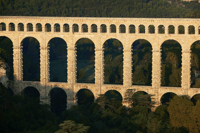 无人,横图,俯视,航拍,室外,白天,旅游,度假,名胜古迹,森林,树林,植物,标志建筑,地标,建筑,桥梁,法国,欧洲,阴影,遗迹,光线,影子,桥,古迹,文物,娱乐,建设,古建筑,石桥,拱桥,树,树木,绿色,阳光,自然,享受,休闲,旅游胜地,放松,茂密,拱形,茂盛,生长,成长,人行桥,石拱桥,西欧,鸟瞰,法兰西,古文明,加德桥,法兰西共和国,加尔桥,法兰西第五共和国,普罗旺斯.阿尔卑斯.蓝色海岸,普罗旺斯.阿尔卑斯.蓝色海岸大区,罗讷河口省,罗讷河口,彩图,高角度拍摄