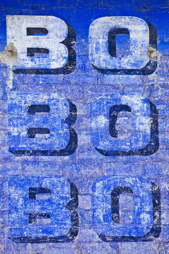 无人,竖图,室外,特写,白天,正面,静物,透明,信息,英文,标志,文字,字符,字母,墙,标识,海报,广告,墙壁,墙面,蓝色,英文字母,宣传,理智,沉静,冷色,高深,冷淡,彩图,招贴