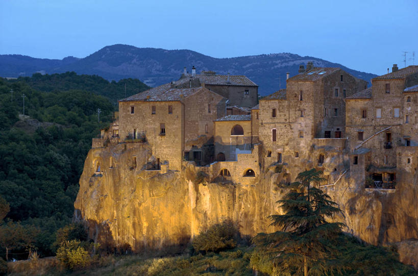 无人,家,横图,室外,白天,正面,旅游,度假,石头,美景,山,山脉,植物,建筑,意大利,欧洲,阴影,光线,石子,瓦片,影子,房屋,墙,屋顶,屋子,景观,山峰,悬崖,山峦,顶棚,瓦,娱乐,楼房,墙壁,墙面,住宅,树,树木,蓝色,绿色,蓝天,天空,阳光,自然,群山,天,享受,休闲,景色,放松,建造,生长,晴朗,成长,托斯卡纳,南欧,自然风光,屋瓦,万里无云,意大利共和国,绝壁,托斯卡纳大区,石块,岩石,晴空,晴空万里,彩图,房子,格罗塞托省,皮蒂利亚诺