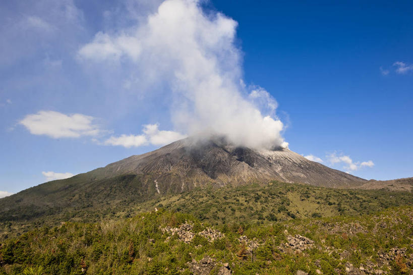 无人,横图,室外,白天,正面,旅游,度假,草地,草坪,火山,美景,山,植物,鹿儿岛,日本,亚洲,阴影,光线,影子,景观,山峰,烟雾,云,云朵,山峦,喷发,云彩,娱乐,草,树,树木,蓝色,绿色,白云,蓝天,天空,阳光,自然,天,享受,休闲,景色,放松,生长,晴朗,成长,自然风光,爆发,火山爆发,火山喷发,东亚,日本国,九州本岛,九州,九州岛,九州地方,鹿儿岛县,樱岛火山,樱岛,暴发,地壳运动,地质现象,活火山,晴空,彩图