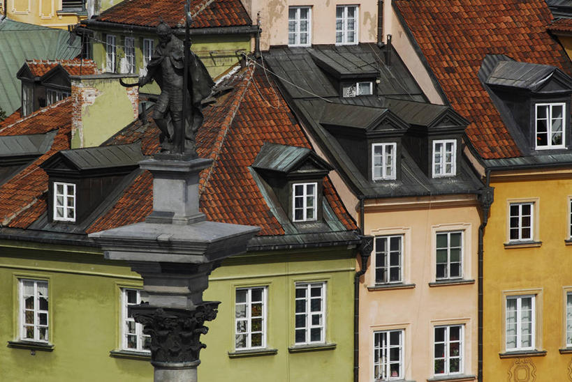 西方人,一个人,无人,家,站,横图,室外,白天,正面,旅游,度假,名胜古迹,窗户,标志建筑,地标,建筑,雕塑,欧洲,波兰,欧洲人,仅一个男性,仅一个人,仅一个中年男性,服装,遗迹,艺术,装饰,雕刻,雕像,瓦片,房屋,墙,屋顶,屋子,顶棚,瓦,古迹,文物,娱乐,建设,古建筑,楼房,玻璃窗,墙壁,墙面,住宅,衣服,工艺品,站着,享受,休闲,旅游胜地,放松,建造,服饰,纪念,美术,衣着,穿着,主题,陈列,古文明,中欧,屋瓦,功能,美学,衣饰,波兰共和国,华沙,城堡广场,男人,男性,中年男性,白种人,站立,彩图,全身,房子