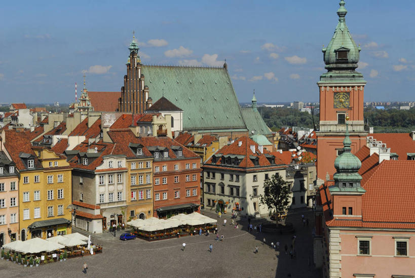 无人,家,教堂,横图,俯视,室外,白天,旅游,度假,名胜古迹,标志建筑,地标,建筑,欧洲,波兰,阴影,节日,遗迹,光线,伞,影子,雨伞,遮阳伞,房屋,屋子,云,云朵,公寓,云彩,古迹,文化,文物,娱乐,阳伞,建设,古建筑,洋房,楼房,住宅,蓝色,白云,蓝天,天空,阳光,天,祈祷,享受,休闲,健康,旅游胜地,放松,许愿,宗教,信仰,晴朗,纪念,祈求,太阳伞,基督教,天主教,咖啡店,咖啡屋,信念,古文明,中欧,波兰共和国,华沙,城堡广场,平安,晴空,彩图,高角度拍摄,房子,大教堂,咖啡馆,礼拜堂,皇家城堡