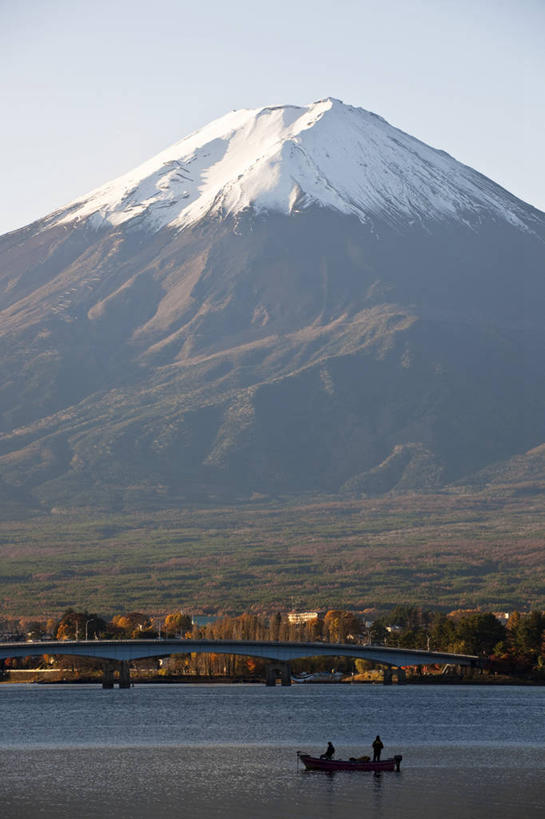 东方人,两个人,坐,竖图,室外,白天,正面,旅游,度假,草地,草坪,火山,美景,山,雪,雪山,植物,大雪,船,富士山,日本,亚洲,阴影,服装,光线,影子,冰,积雪,景观,山峰,雪景,冬季,冬天,木船,山峦,黄种人,娱乐,草,树,树木,衣服,蓝色,绿色,蓝天,天空,阳光,自然,交通工具,天,享受,休闲,景色,放松,寒冷,服饰,生长,晴朗,成长,冰冷,舟,衣着,穿着,自然风光,载具,东亚,本州,万里无云,本州岛,日本国,中部地方,山梨,山梨县,严寒,冰凉,酷寒,凛冽,凛凛,极冷,富士五湖,衣饰,男人,男性,年轻男性,年轻女性,女人,女性,亚洲人,活火山,晴空,晴空万里,坐着,彩图,全身,河口湖,南都留郡,富士河口湖町