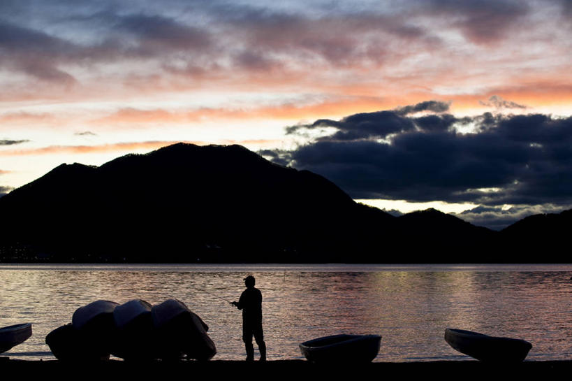 东方人,一个人,站,横图,室外,白天,旅游,度假,湖,湖泊,火山,美景,日落,山,山脉,水,富士山,日本,亚洲,仅一个男性,仅一个人,波纹,服装,湖面,景观,山峰,水流,水面,晚霞,霞光,落日,涟漪,山峦,背光,休闲装,黄种人,娱乐,仅一个年轻男性,背面,衣服,倒影,水纹,自然,黄昏,波浪,湖水,群山,站着,享受,休闲,休闲服,景色,彩霞,放松,服饰,倒映,自然风光,逆光,东亚,本州,本州岛,日本国,中部地方,山梨,山梨县,水晕,富士五湖,夕照,反照,薄暮,男人,男性,年轻男性,亚洲人,活火山,夕阳,站立,彩图,全身,傍晚,河口湖,南都留郡,斜阳,富士河口湖町